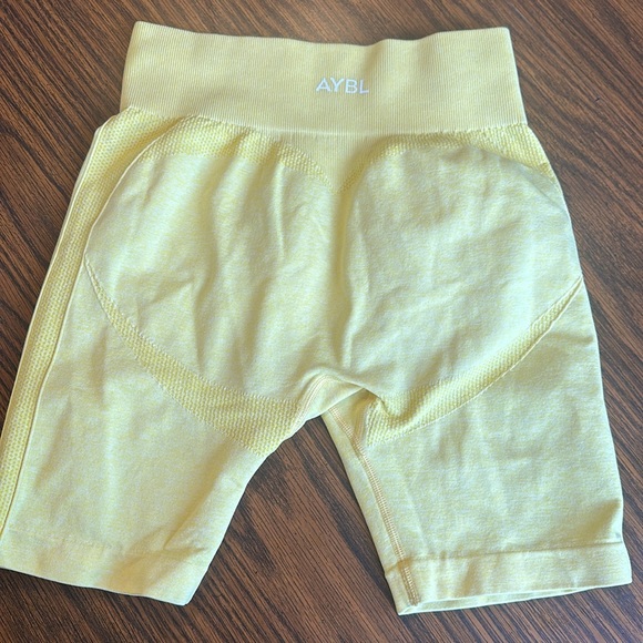 AYBL motion seamless shorts size medium yellow with shaping detail - Picture 7 of 7